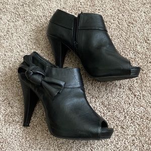 Womens’s black booties size 7